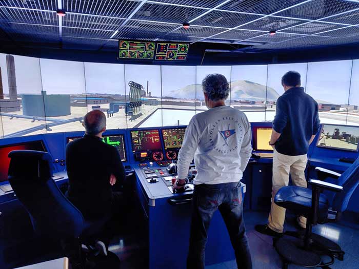 Crew on simulator bridge as part of blended learning