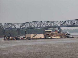 Dredge and accompanying vessels