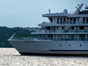 rivRiverboat American Jazz remains aground