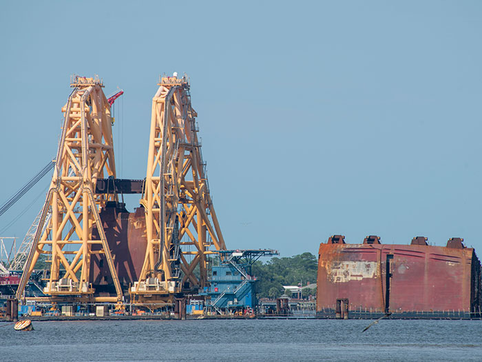 Haevy lift vessel moves section of Golden Ray wreck