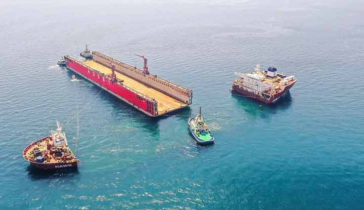 Heavy lift ship submerges to allow dock to be towed off