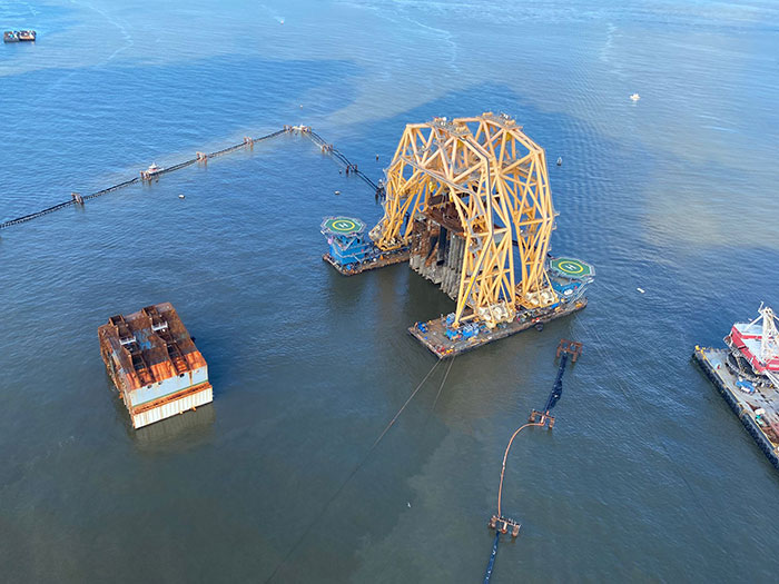 Heavy lift vessel holds section of Golden Ray wreck