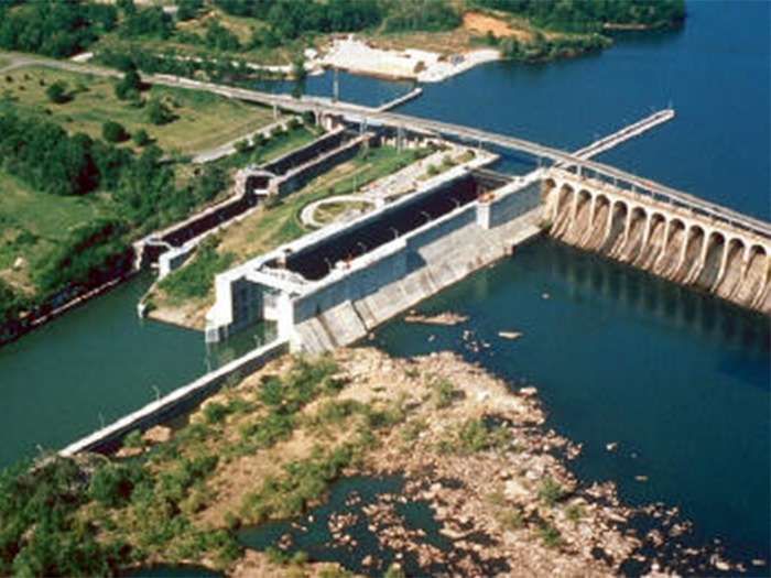 Wilson Lock closure spells barge traffic delays