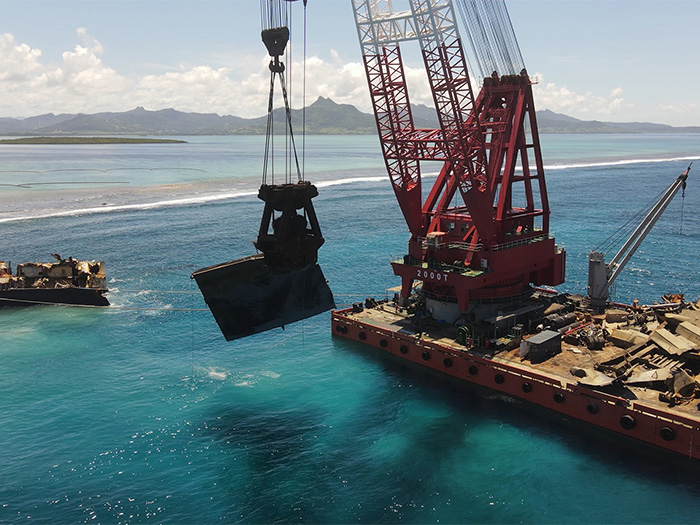 Crane barge removes pieced of Wakashio wreck