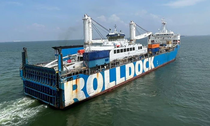 Battery powered ferry on heavy lift ship