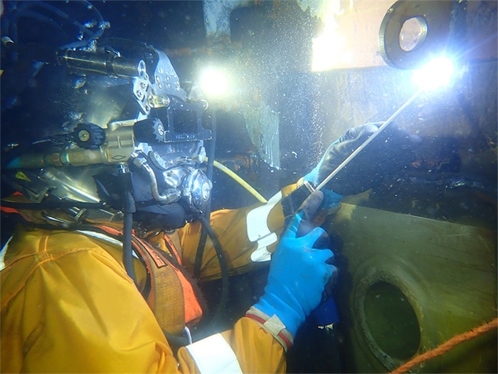 diver fixing scrubber discharge pipe corrosion probelm