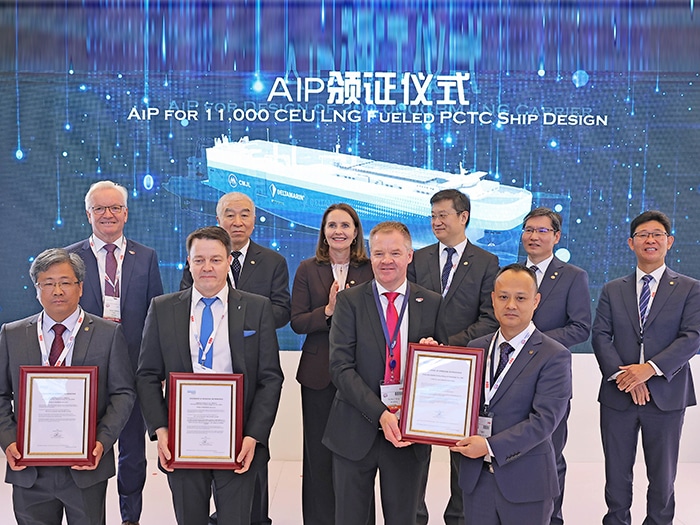 The AIP for the 11,000 CEU PCTC was awarded at the at the China Merchants’ booth at the Marintec China event in Shanghai.