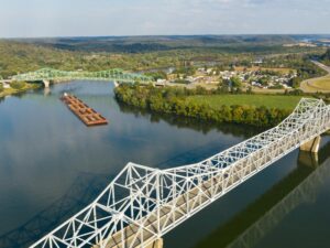 Coal barge on the Ohio River (Credit: Shutterstock/Real Window Creative)