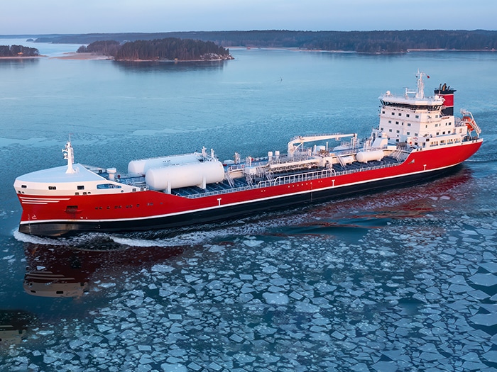 ship to be installed with passive air lubrication