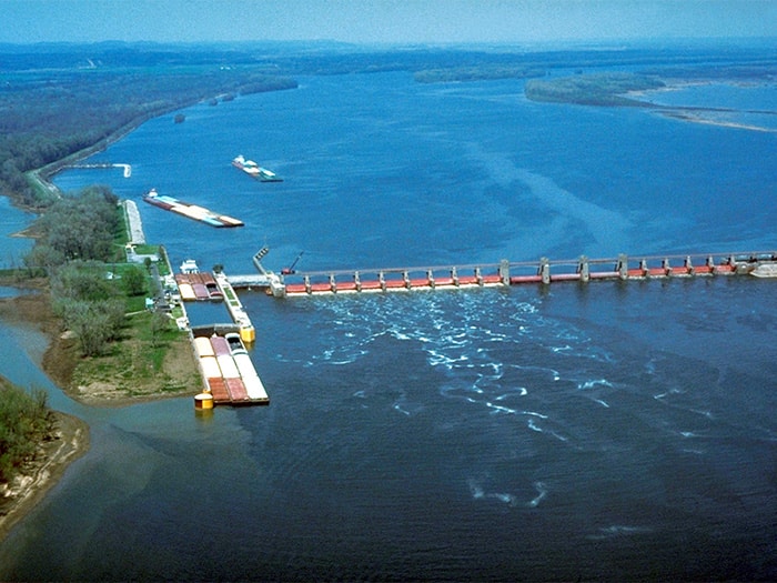 Construction at Lock and Dam 25 will result in a new 1,200- foot by 110-foot lock chamber being built adjacent to the existing 600-foot chamber. [USACE photograph]