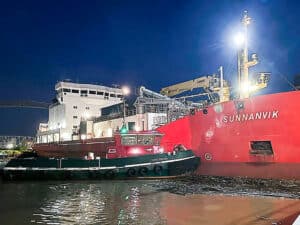 tug alongside the SunnaNvik