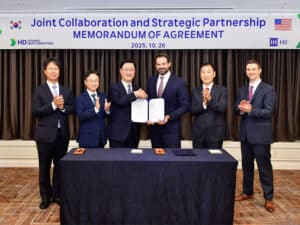 MOA signing HIII and HD Hyundai Heavy Industrieswas attended by Joo Won-ho ,president of HD Hyundai Heavy Industries’ naval & special ship business unit, and Eric Chewning, executive vice president of maritime systems and corporate strategy at HII. (third and fourth from the left) [Photo: HII}