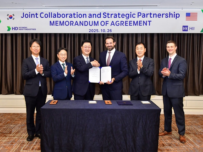 MOA signing HIII and HD Hyundai Heavy Industrieswas attended by Joo Won-ho ,president of HD Hyundai Heavy Industries’ naval & special ship business unit, and Eric Chewning, executive vice president of maritime systems and corporate strategy at HII. (third and fourth from the left) [Photo: HII}