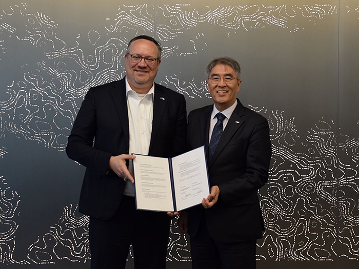 L to R: Patrick Ryan, ABS Senior vice president and chief technology officer, and Keyyong Hong, president of KRISO.[photo: ABS]