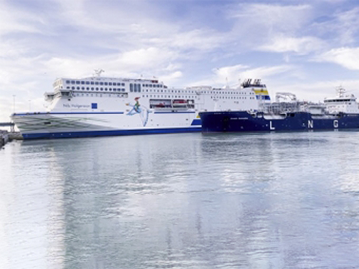 The Nils Holgersson’ pictured during bunkering with bio-LNG. [photo:courtesy TT-Line]