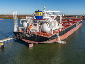 Fortescue and CMB.TECH have signed an agreement for the charter of up to 12 ammonia-capable dry bulk vessels