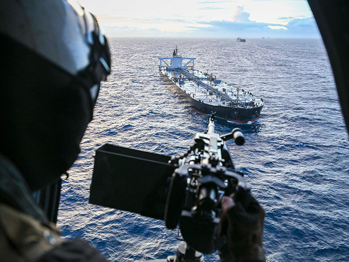 U.S. helicopter approachs M/T Davina