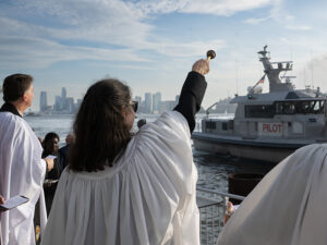 The evening opened with the Silver Bell Award event’s signature “Blessing of the Vessels” procession on the Hudson River, Photo: SCI/Leo Sorel