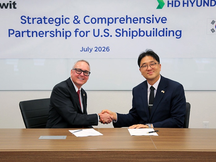 Chad Johnson, president of Kiewit Offshore Services, Ltd., and Hannae Choi, executive vice president and head of the corporate planning office at HD Korea Shipbuilding & Offshore Engineering, participated in the signing of the partnership agreement.[P