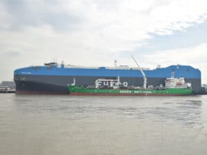 M/V Arctic Tern receives its first green methanol bunkering at the Port of Shanghai