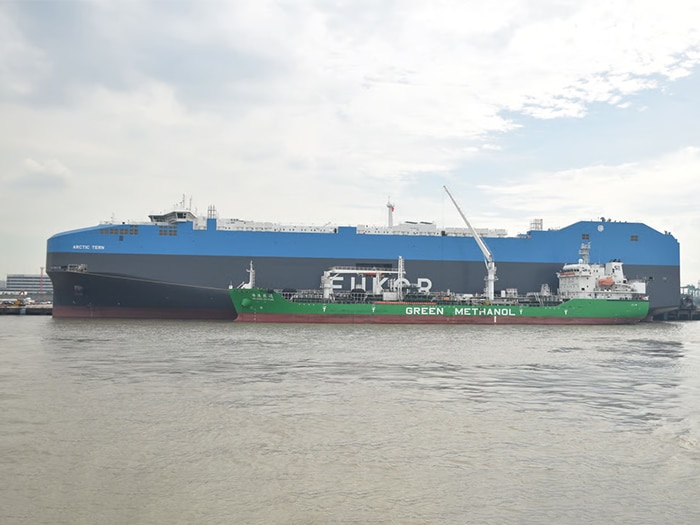 M/V Arctic Tern receives its first green methanol bunkering at the Port of Shanghai